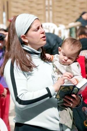 Jewish woman mother pray siddur Kotel