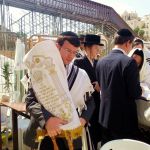 Carrying the Torah scroll on Sukkot