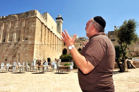 Hebron_Patriarchs_Cave_prayer