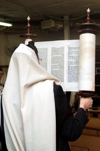 Hagbah-Torah-scroll-tallit-tefillin-lifting the Torah