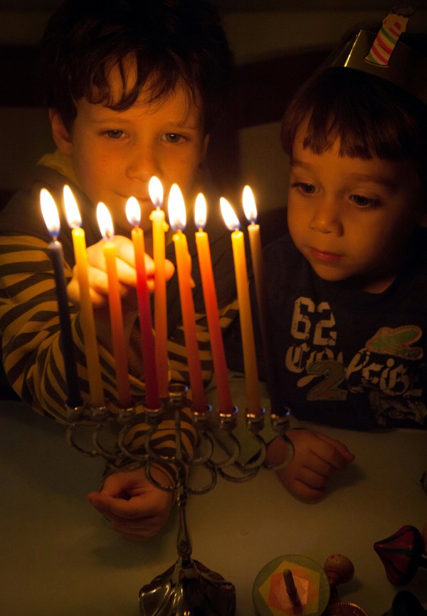 Children-light-chanukah-menorah