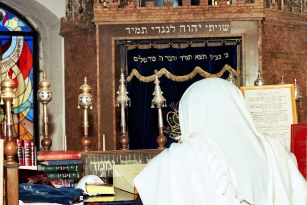 Bimah Synagogue reading torah