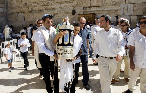 Carrying the Torah at the Western Wall