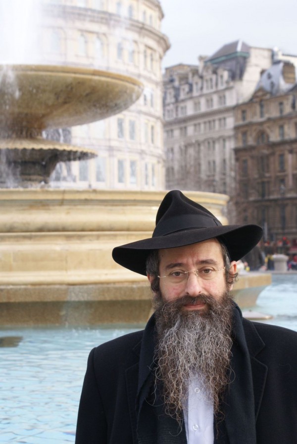 london-trafalgar square- orthodox jewish man