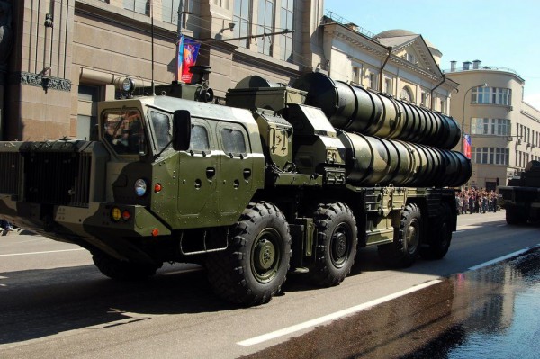 Russian_S-300_launcher_during_the_2009_parade