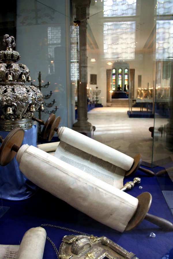 Torah scroll in Budapest (photo by ParisSharing)