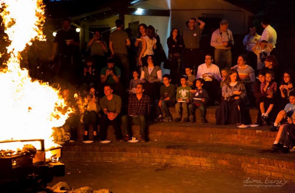 An Israeli community celebrates Lag BaOmer together. (Photo by Dima Barsky)