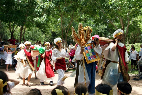 Shavuot, school children, priests