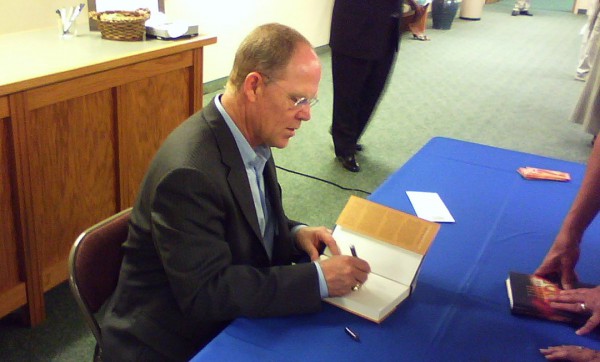 Hank Hanegraaff at a book signing (Photo: Wikicommons)