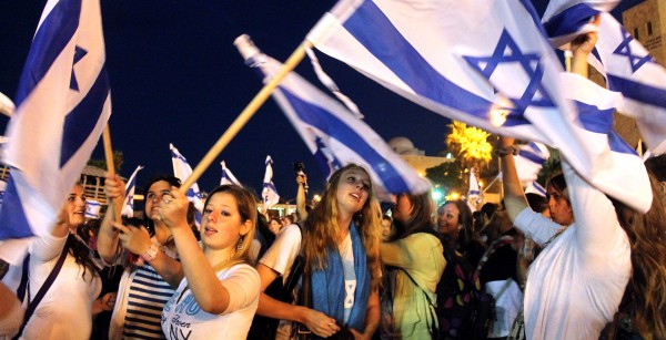 Carrying flags on Jerusalem Day