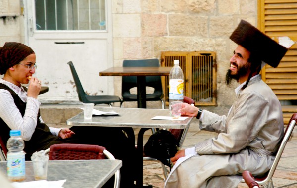 An Orthodox Jewish couple enjoy a bite to eat in Jerusalem. (Photo by opalpeterliu)