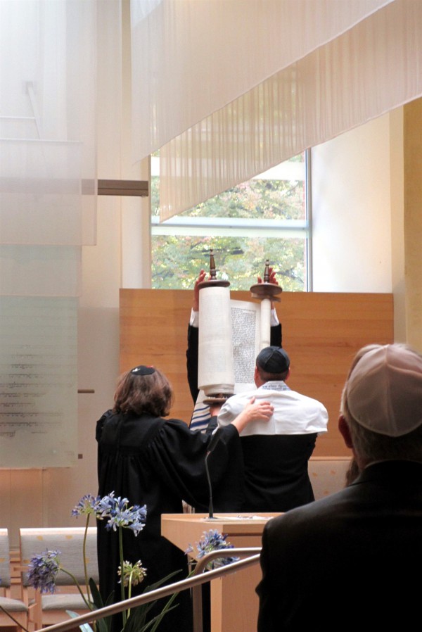 Rolling the Torah scroll during a Shabbat service (Photo by Noelle Gilles)