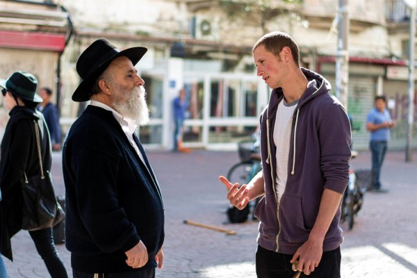 Two Israelis in conversation. (Photo by Hendrik Wieduwilt)