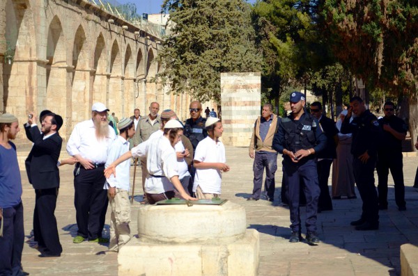 Jewish tourists on the Temple Mount in Jerusalem-harassment