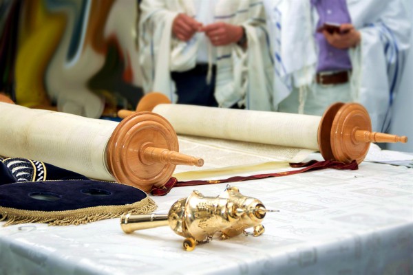 Sefer Torah-Bimah-Rimonim