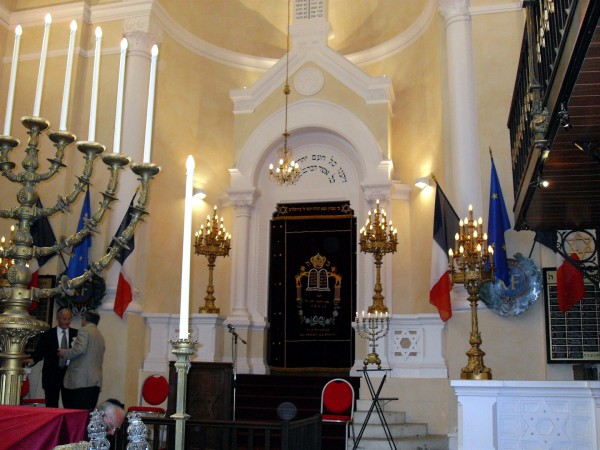 choir pit-Versailles-Synagogue-Lion of Judah-menorah-hanukkiah