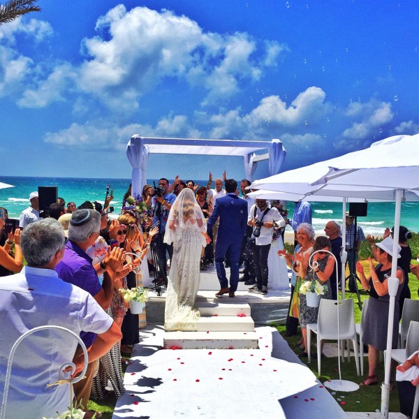 A Jewish couple marries at the seaside.